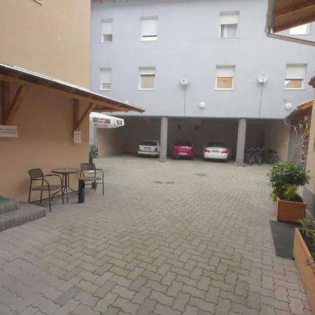 Vadaszkuert Superior מלון 2*